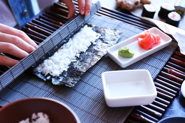El proceso de hacer sushi y rollos —  Fotos de Stock