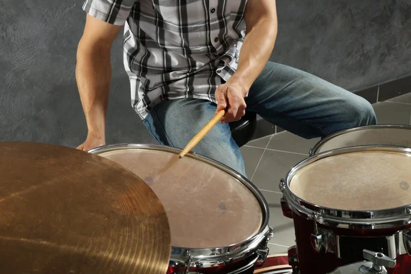 Músico tocando bateria — Fotografia de Stock