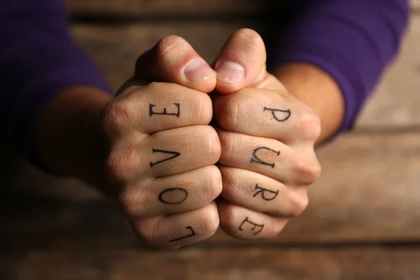 男性的手指上的纹身题字 — 图库照片