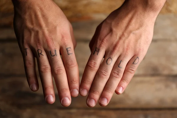 Tattoo inscriptions on male fingers — Stock Photo, Image