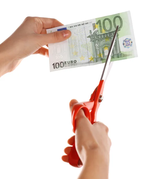 Руки з ножицями, різання банкноти євро, ізольовані на білому — стокове фото