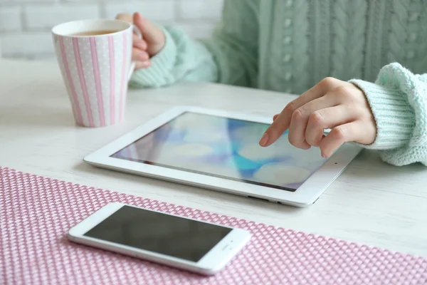Vrouw met behulp van digitale Tablet PC op tafel close-up — Stockfoto