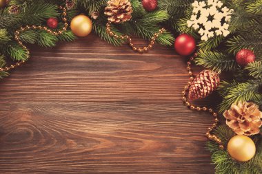 Ahşap masa üstünde toys ile Noel köknar ağacı dalları