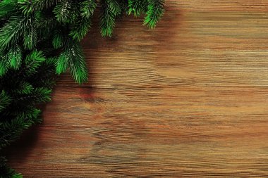 Ahşap masa üzerinde Noel köknar ağacı dalları