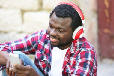 Kulaklıklar ile Afrika kökenli Amerikalı adam 