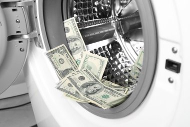 Kirli çamaşır makinesinde dolar, yakın çekim
