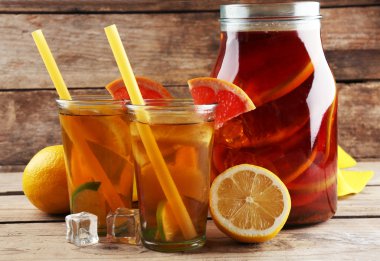Buzlu çay limon ve greyfurt ahşap arka plan üzerinde