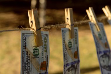 Para kavramı - aklama yüz faturaları bir kablosu, açık havada asılı