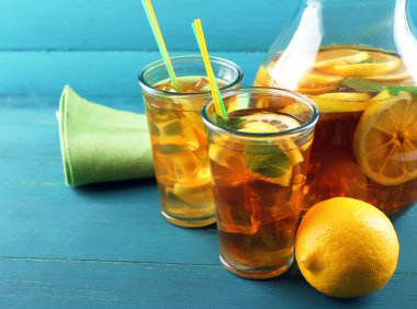 Renk ahşap arka plan üzerinde limonlu buzlu çay