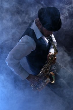 genç adam saksafon üzerinde oynama 