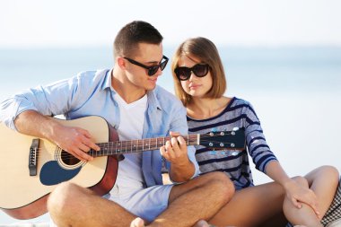 Nehir üzerinde genç Çift