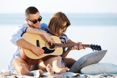 Nehir üzerinde genç Çift