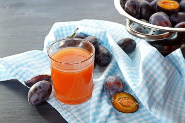 Erik suyu bir bardak taze meyve ile