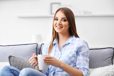 genç kadın evde çay içme