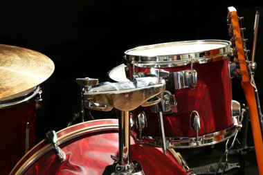 Bir sahnede müzik aletleri