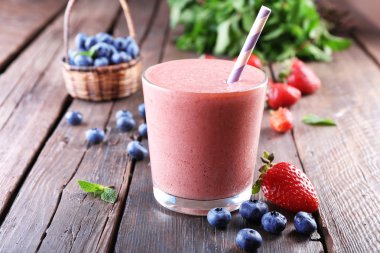 Bir bardak taze buzlu meyve suyu.