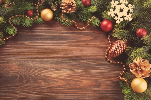 Ramas de abeto de Navidad con juguetes en la mesa de madera — Foto de Stock