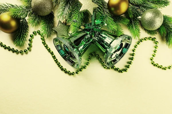Χριστουγεννιάτικο δέντρο του fir θα υποκαταστημάτων με κουδούνια, χάντρες και τα παιχνίδια σε φόντο του χαρτιού — Φωτογραφία Αρχείου