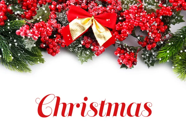 Ramo dell'albero di Natale con bacche rosse e fiocchi su sfondo bianco — Foto Stock