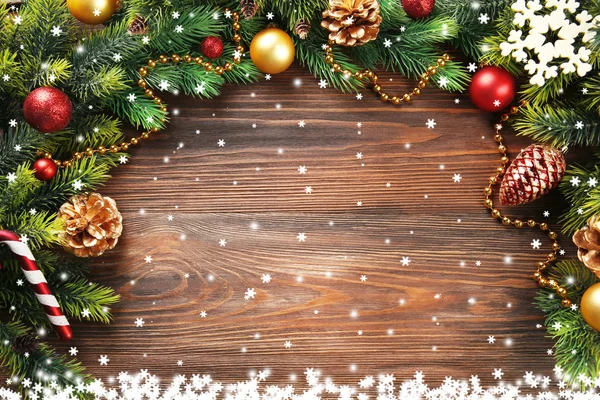 Χριστουγεννιάτικο δέντρο του fir θα υποκαταστημάτων με τα παιχνίδια στο ξύλινο τραπέζι — Φωτογραφία Αρχείου