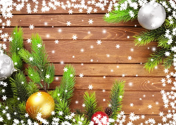 Vánoční strom jedle větví s hračkami na dřevěný stůl — Stock fotografie