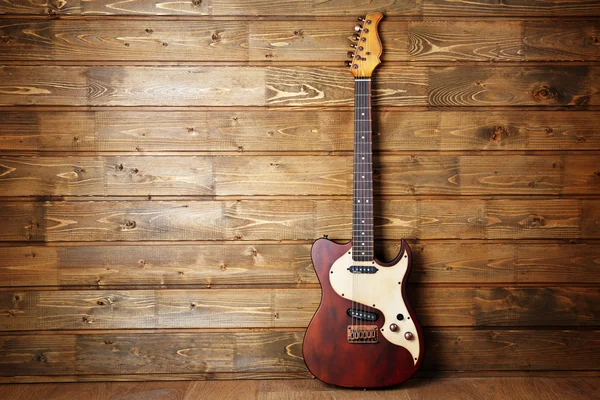 Elektrická kytara na dřevěné — Stock fotografie