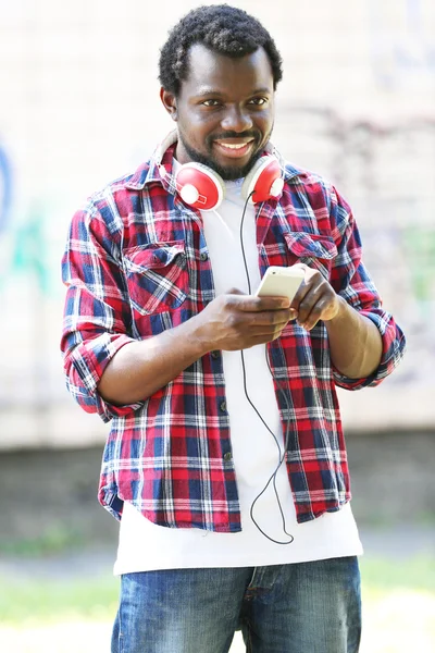 Afrikanisch-amerikanischer Mann mit Kopfhörer — Stockfoto