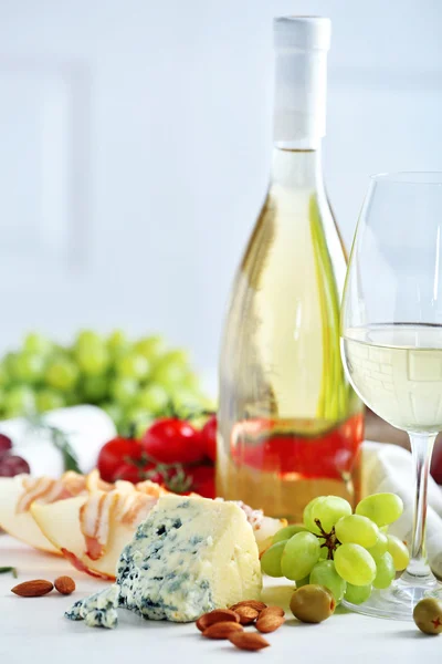 Natureza morta com vários tipos de comida italiana e vinho — Fotografia de Stock