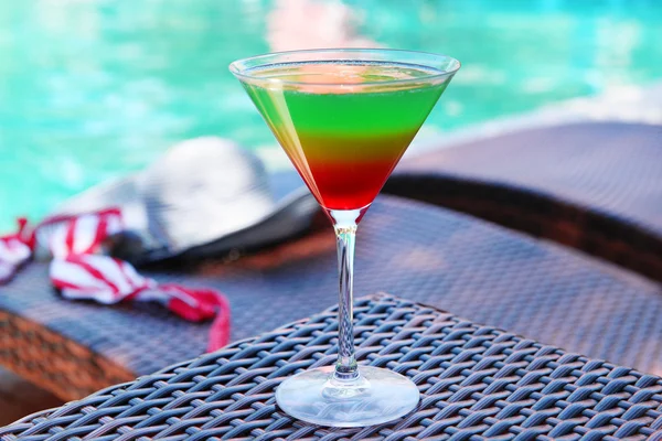 Cocktail no fundo da piscina — Fotografia de Stock
