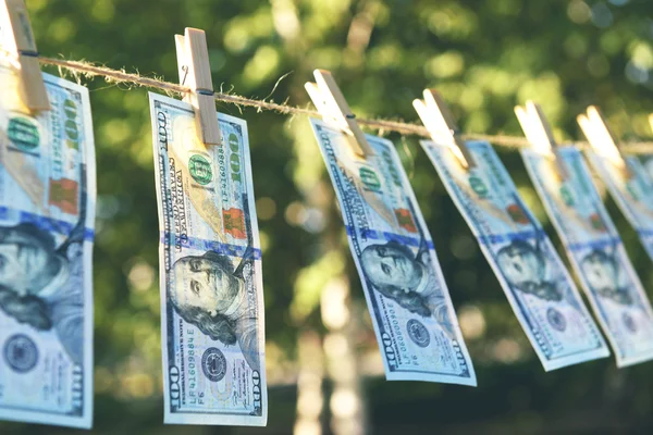 Para kavramı - aklama yüz faturaları bir kablosu, açık havada asılı — Stok fotoğraf