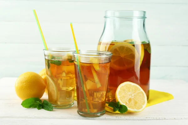 Tè freddo con limone su sfondo di legno chiaro — Foto Stock