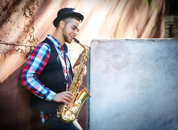 Hombre tocando en saxofón —  Fotos de Stock