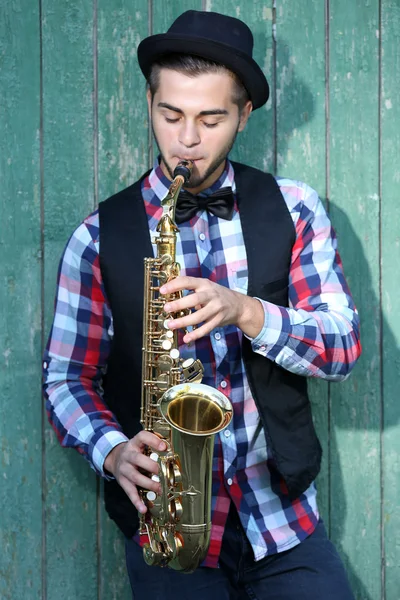 Junger Mann spielt auf Saxofon — Stockfoto