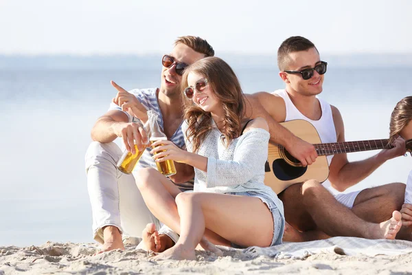 Ungdomar med gitarr sjunga sånger — Stockfoto