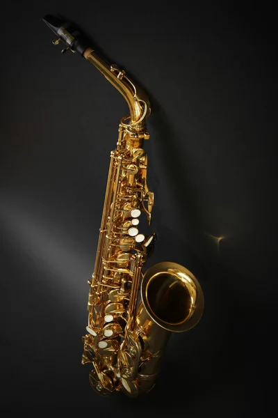 Hermoso saxofón dorado sobre fondo negro — Foto de Stock