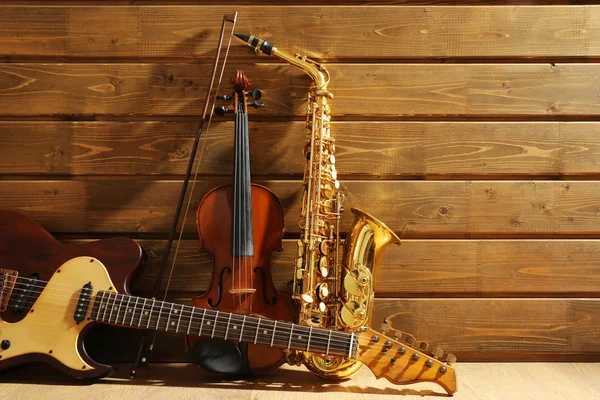 Музыкальные инструменты на деревянном фоне — стоковое фото