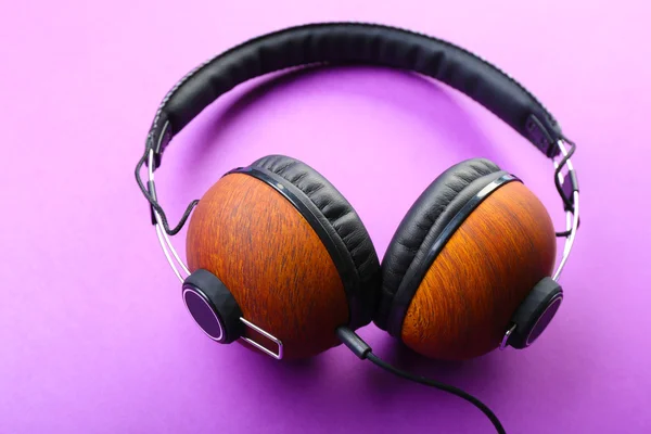 Ακουστικά και καφέ σε μοβ φόντο — Φωτογραφία Αρχείου