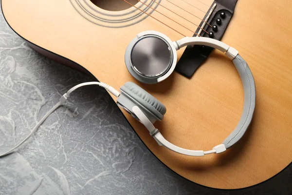 Gitar klasik dan headphone dengan latar belakang abu-abu — Stok Foto