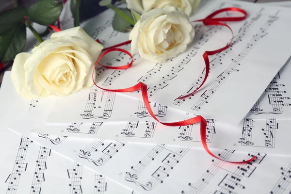 Beautiful roses on music sheets — Stock Photo, Image