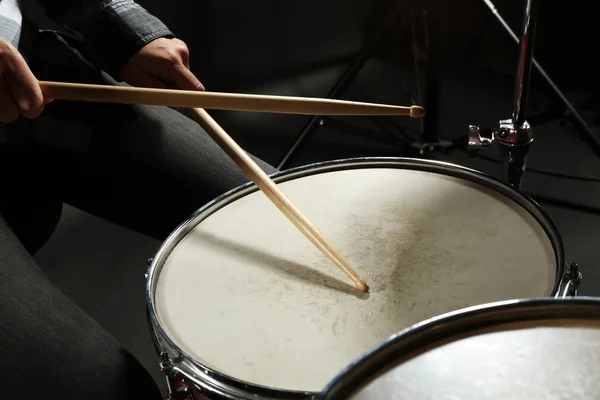 Bubeník hraje bicí closeup — Stock fotografie