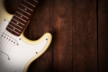 Elektro gitar ahşap arka plan üzerinde kapat