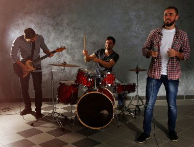 Müzik aletleri çalarken müzisyenler