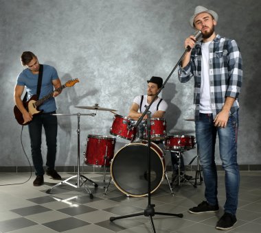 Müzik aletleri çalarken müzisyenler
