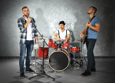 Müzik aletleri çalarken müzisyenler