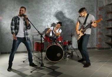 Müzik aletleri çalarken müzisyenler