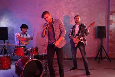 Müzik aletleri çalarken müzisyenler