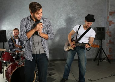 Müzik aletleri çalarken müzisyenler