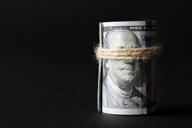 Dolar siyah arka plan üzerine rulo
