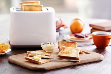 Tablo için tost, kahve ve meyve, arka plan bulanık ile Kahvaltı