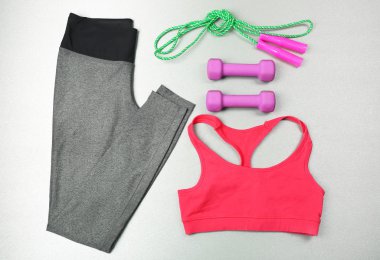 Gri arka plan üzerinde spor için ayarla 